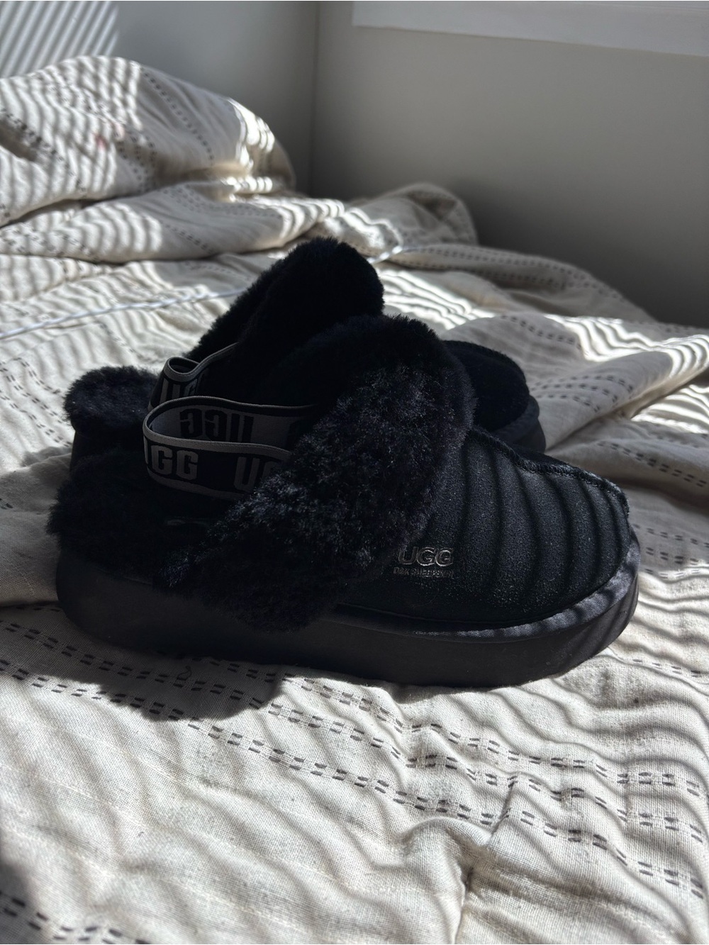 UGG Funkette Platform Slippers 🖤✨ Size 7-8